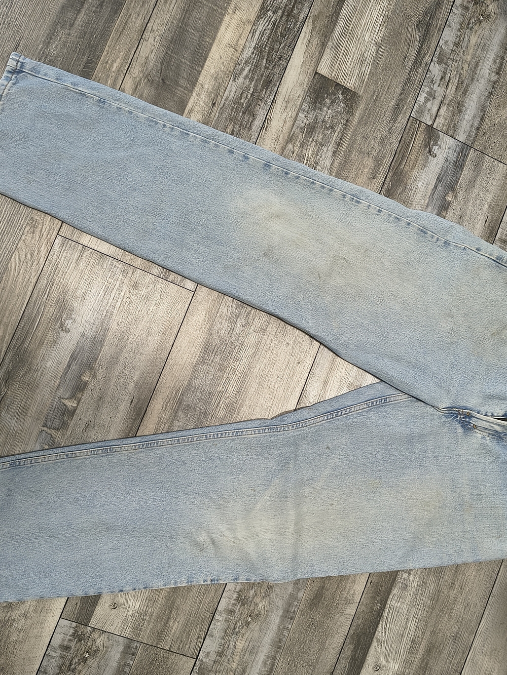 34 X 34 550 Levi's Light Blue Relaxed Men’s Jeans Minor Staining.